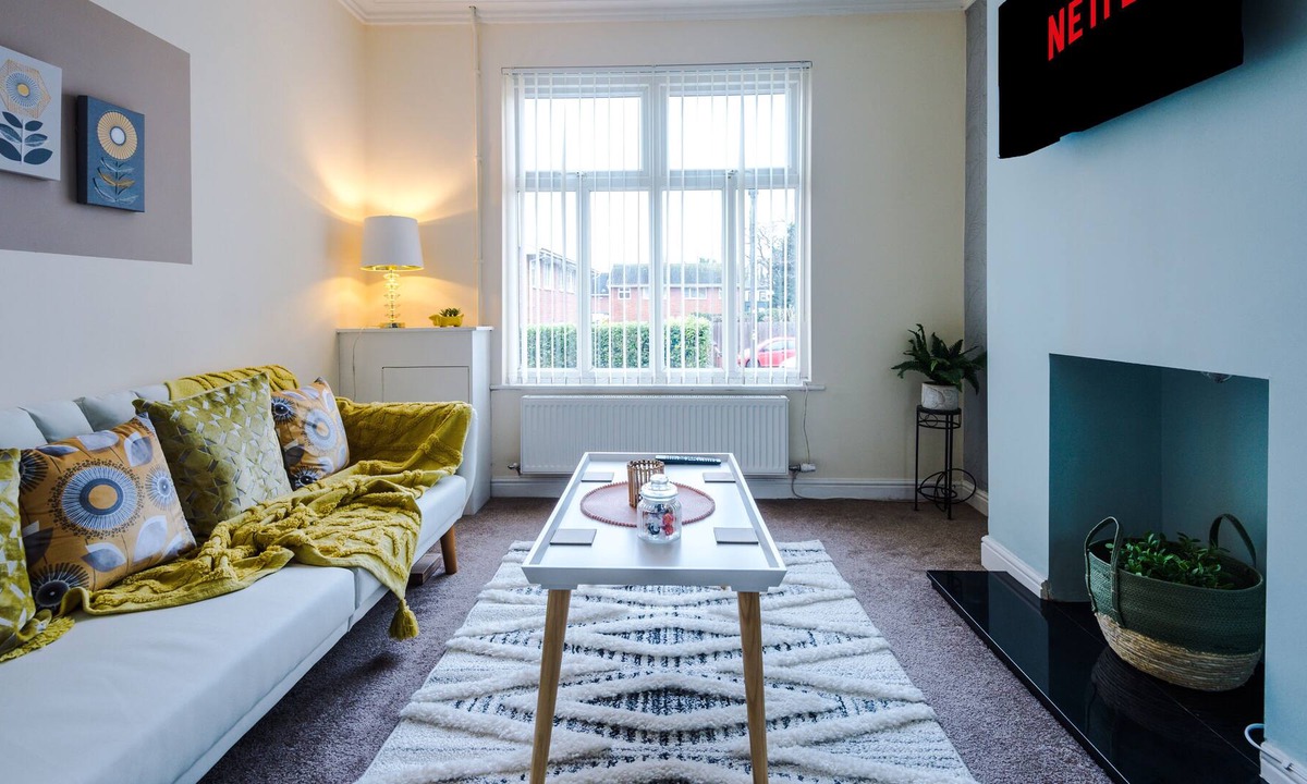 Chester House | Convenient 2 Bedroom Home With Parking