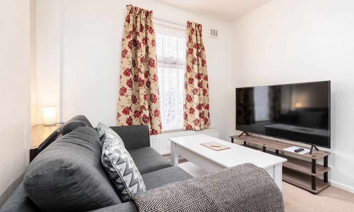 Hoole House | Convenient 2BR House with Great Transport Links