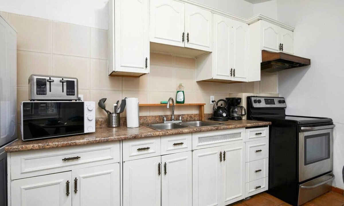 Mile End Apartment | Convenient 4BR in Mont-Royal’s Downtown