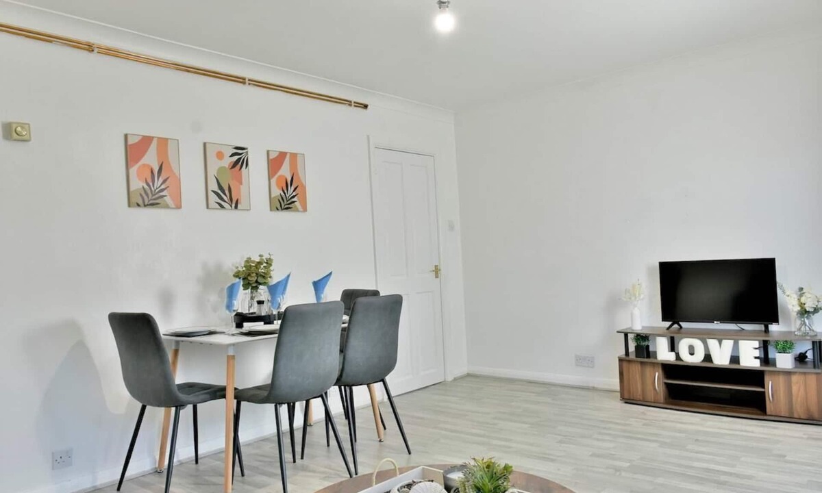 Earley Apartment | Convenient Accommodation near Reading University