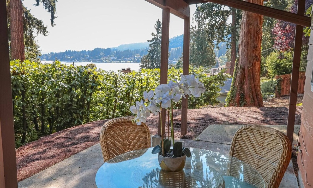 East Lake Hills House | Convenient Bellevue 2 BR 2 Bath Lakeview House