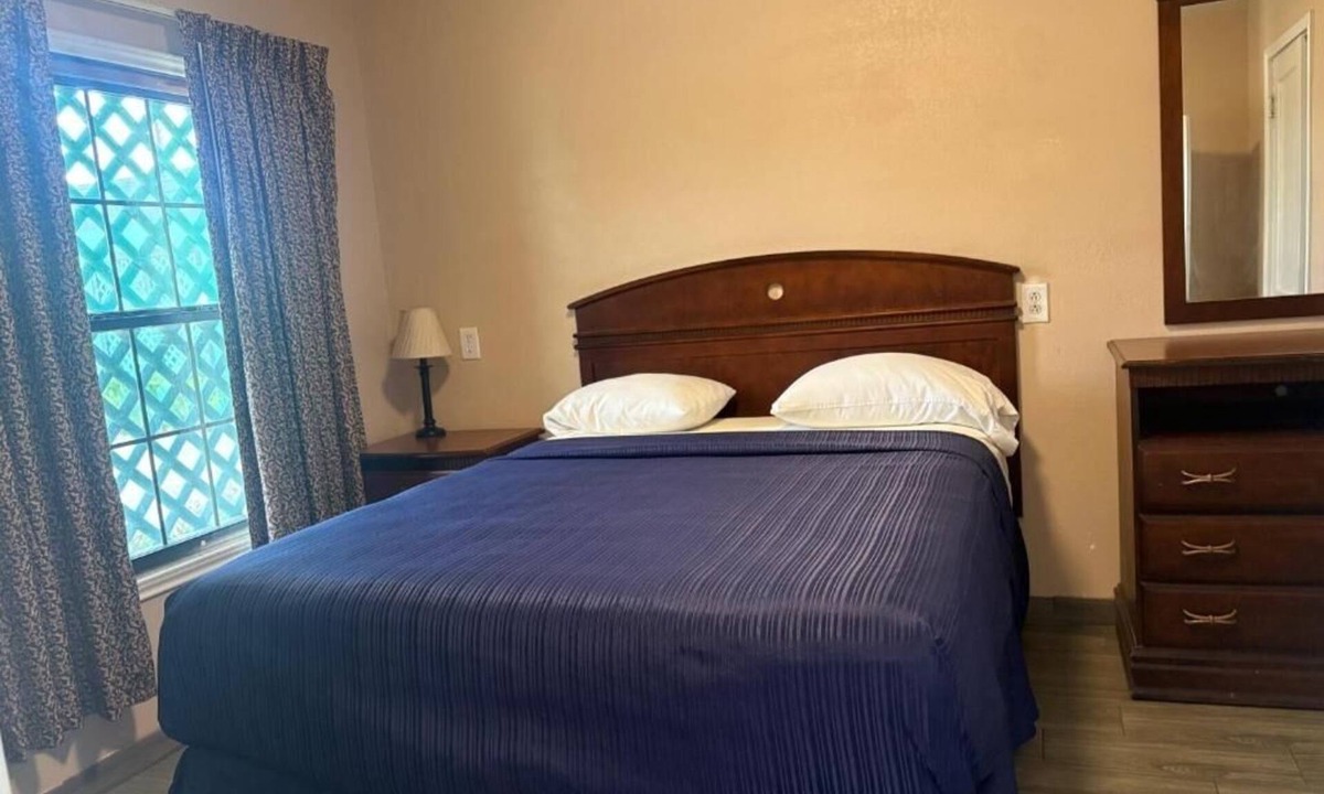 Flour Bluff Hotel | Convenient Coastal Texas Stop Near SPID | Easy Access to Beaches & Nature Areas