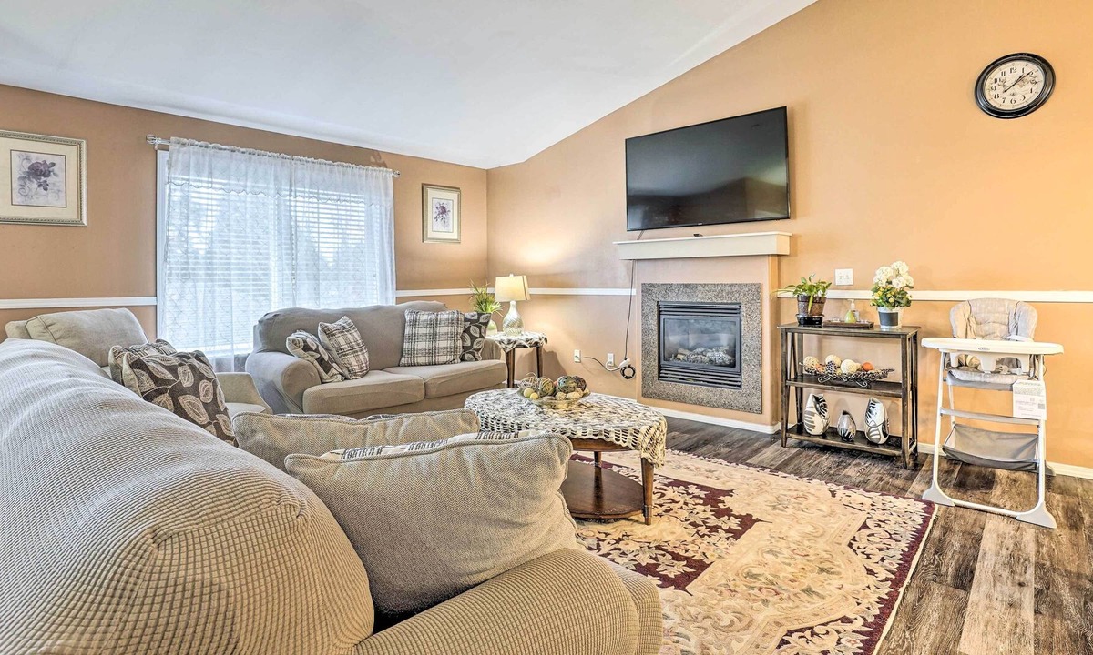 Everett House | Convenient Everett Home w/ Private Deck