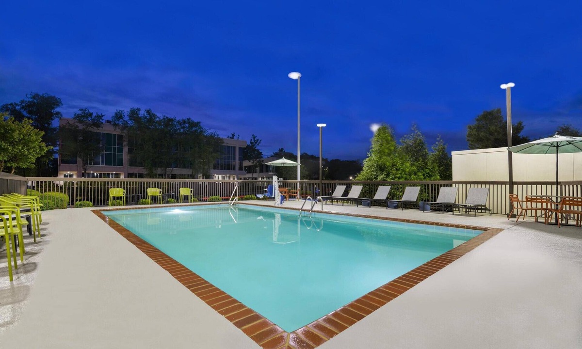 Huntsville Hotel | Convenient Huntsville Room w/Free Breakfast, Parking & Seasonal Pool Access