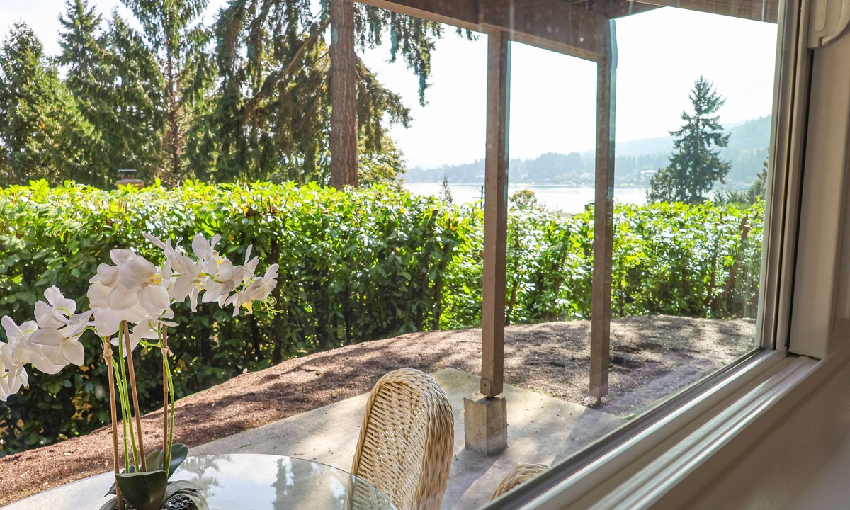 East Lake Hills House | Convenient Lakeview 1 bed 1 bath home in Bellevue