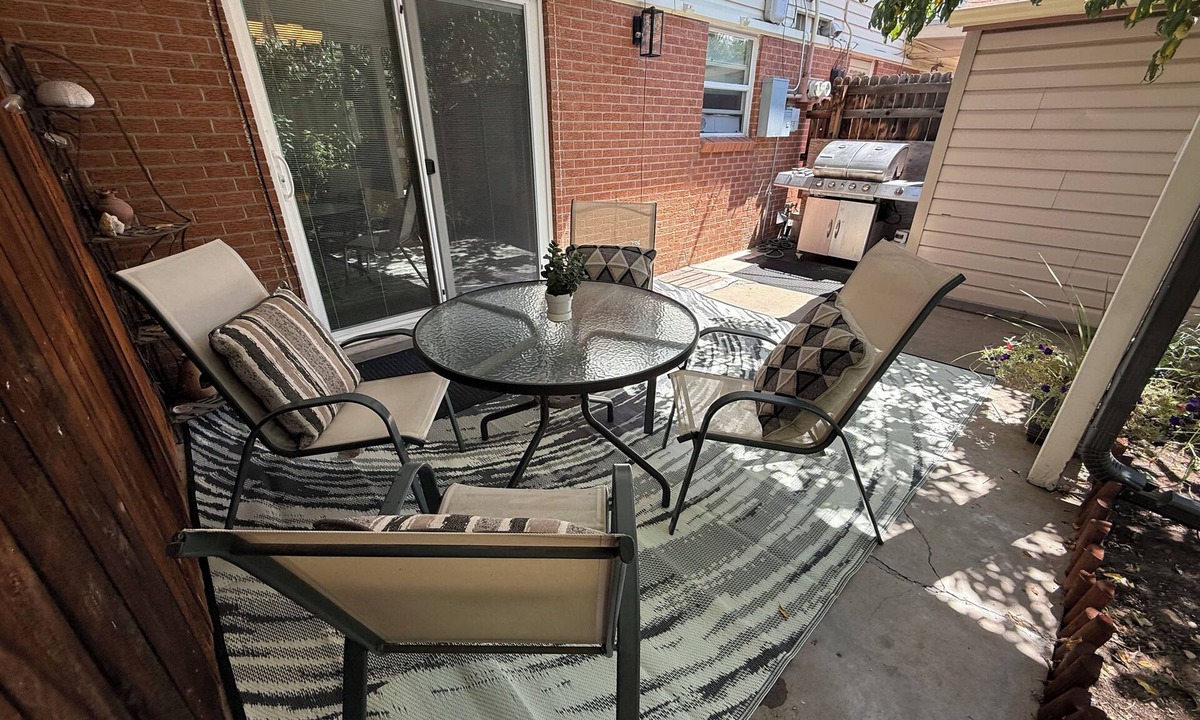 Applewood West House | Convenient location and clean home