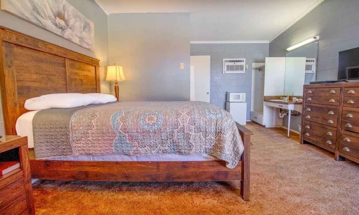 Wheeler Hotel | Convenient Queen Stay Near Wheeler Park Trails & Complimentary Free Parking