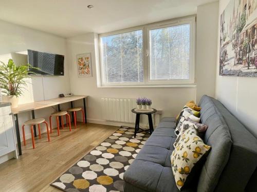 Andover Apartment | Convenient quiet flat with parking