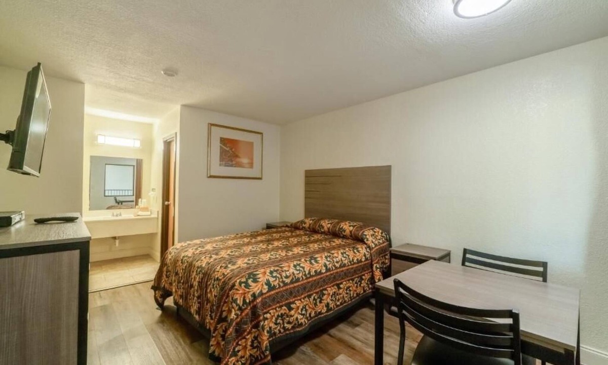 FM 1960 Hotel | Convenient Room for Park Adventures