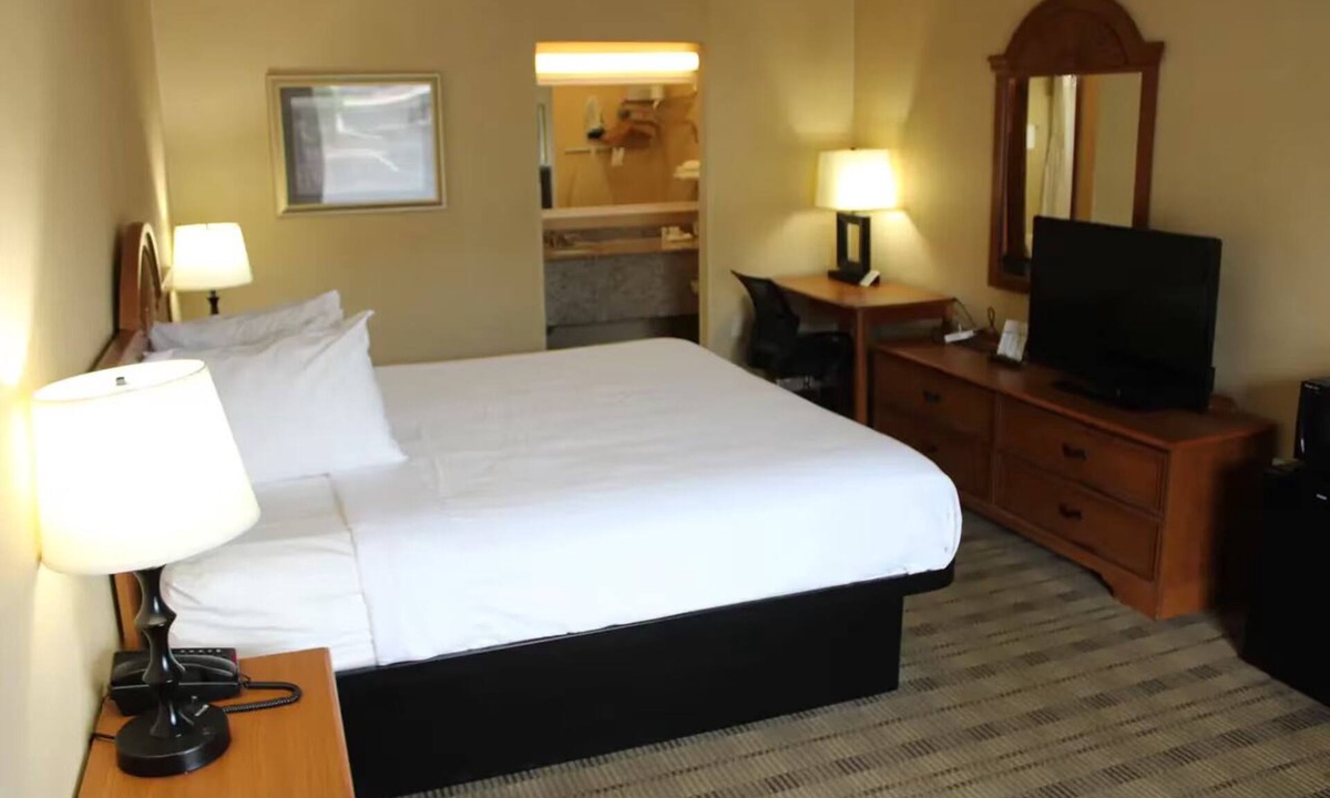 Lynchburg Hotel | Convenient Space for Families and Pets Near Sandusky Park