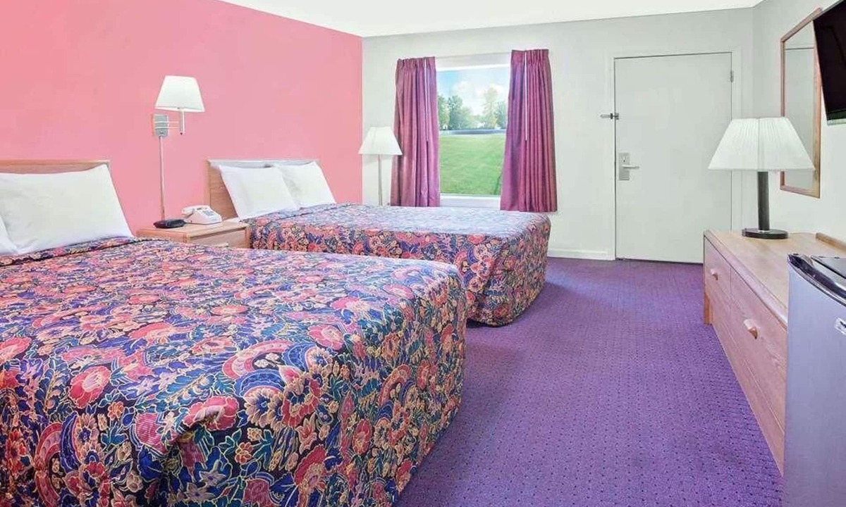 Muskogee Hotel | Convenient Stay in Knights Inn Muskogee! 3 Comfortable Units, Pets Allowed