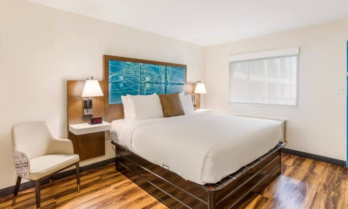 Merry Oaks House | Convenient Stay in Nashville! 4 Convenient Units, Free Breakfast & Parking, Pool