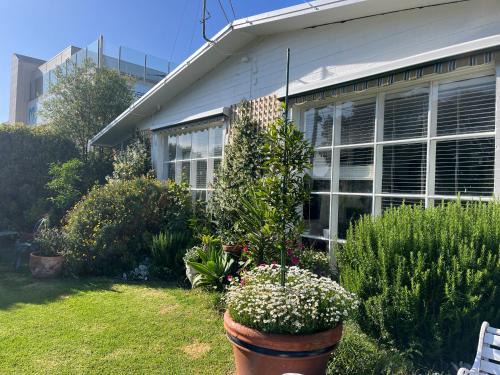 Frankston Apartment | Convenient Sunset Beach and Garden