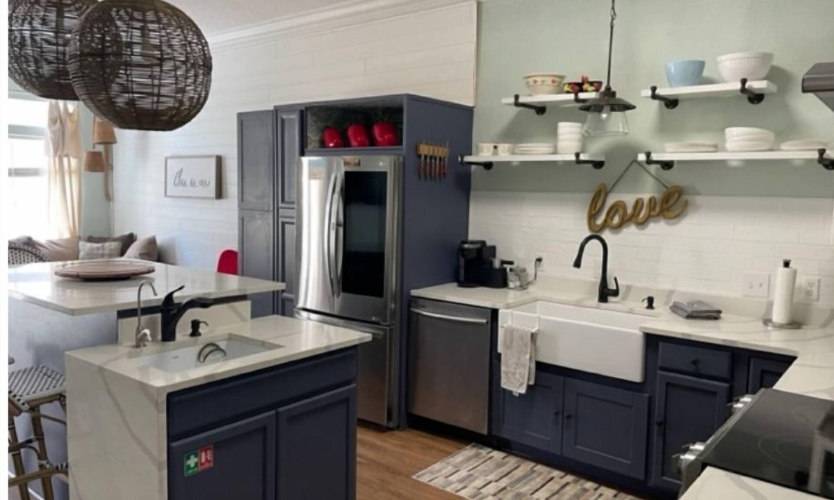 El Centro Beach House | Convenient to everything with Pool! West end townhome ,5 min walk to the Beach!