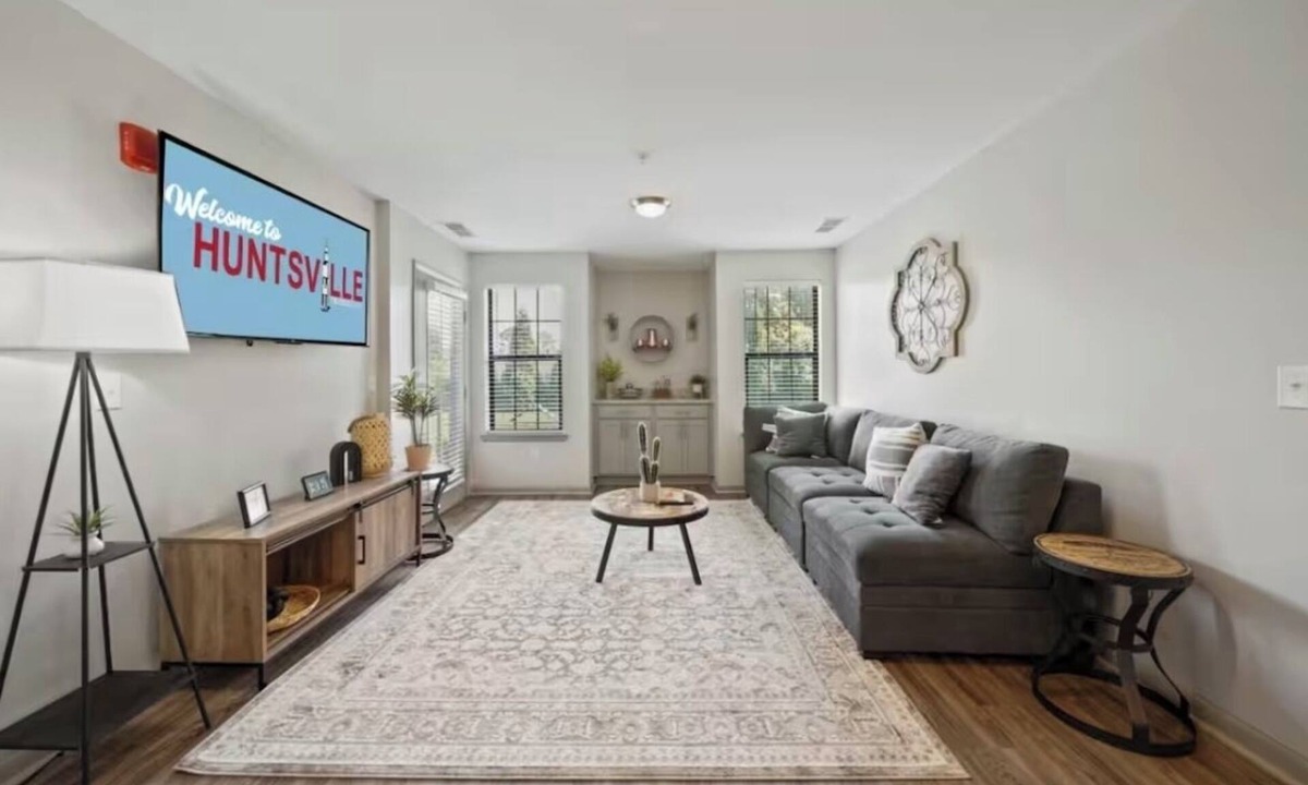 Sherwood Park Apartment | "Convenient UAH Student Haven/5 Mins from Campus" Gate 9 3 minutes