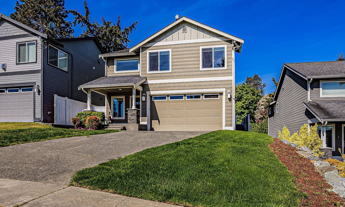 Bryn Mawr-Skyway House | Conveniently located home w/fast wifi, large deck & great views