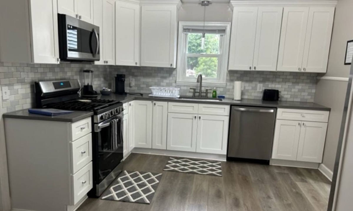 Webster House | Conveniently Located - Right off 104 Expressway