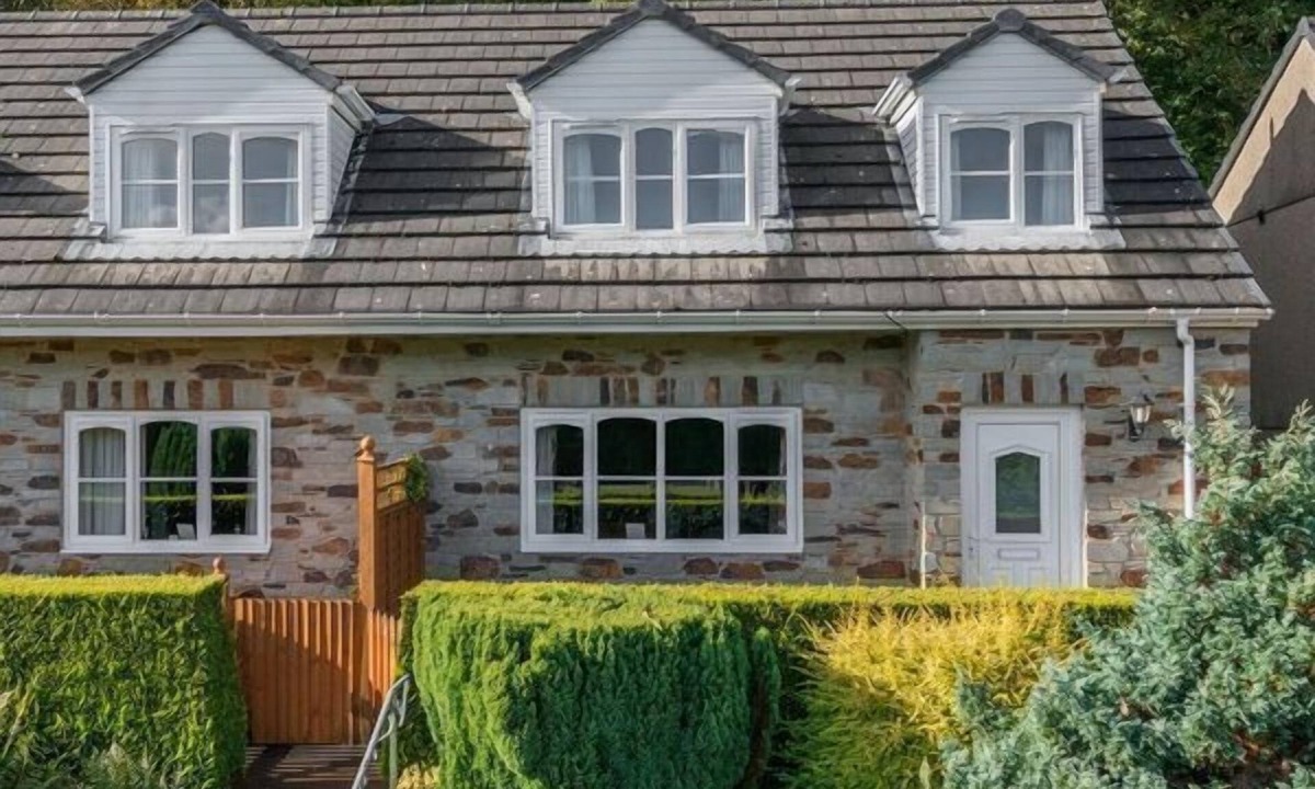 Saltash Cottage | Conveniently located to explore all that Cornwall and Devon have to offer