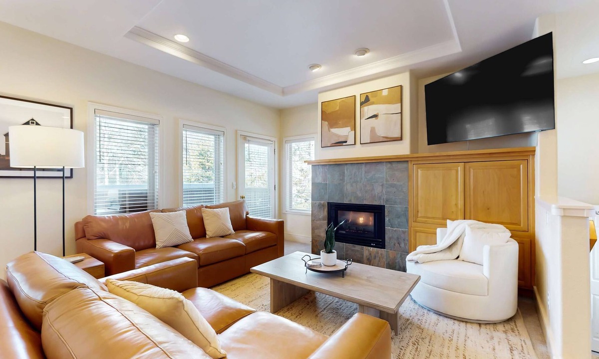 Broken Top Condo | Conveniently located townhome with kitchen, kitchenette, balcony & fireplace
