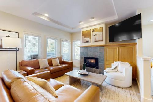 Broken Top House | Conveniently located townhome with kitchen kitchenette balcony & fireplace