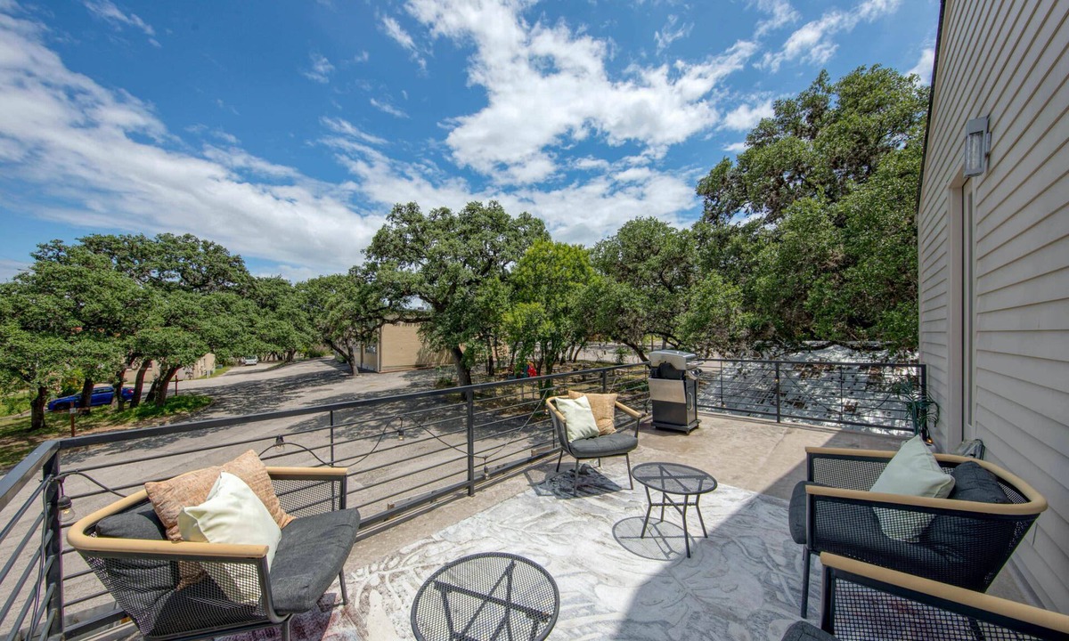 Galindo House | Conveniently located | Upstairs Deck BBQ