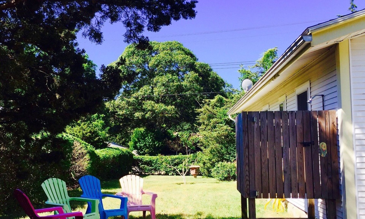 East Chop House | Conveniently located near Town