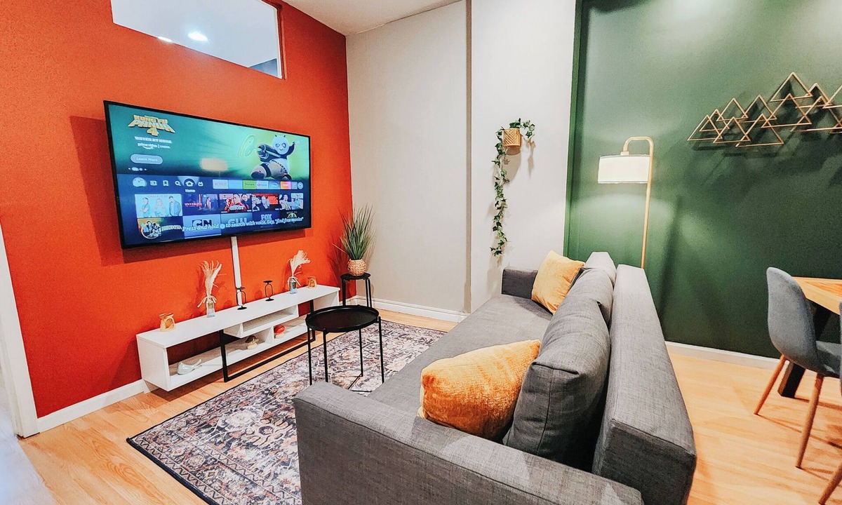 Chinatown Apartment | Convention/3 King Beds/Jet Shower/65" TV