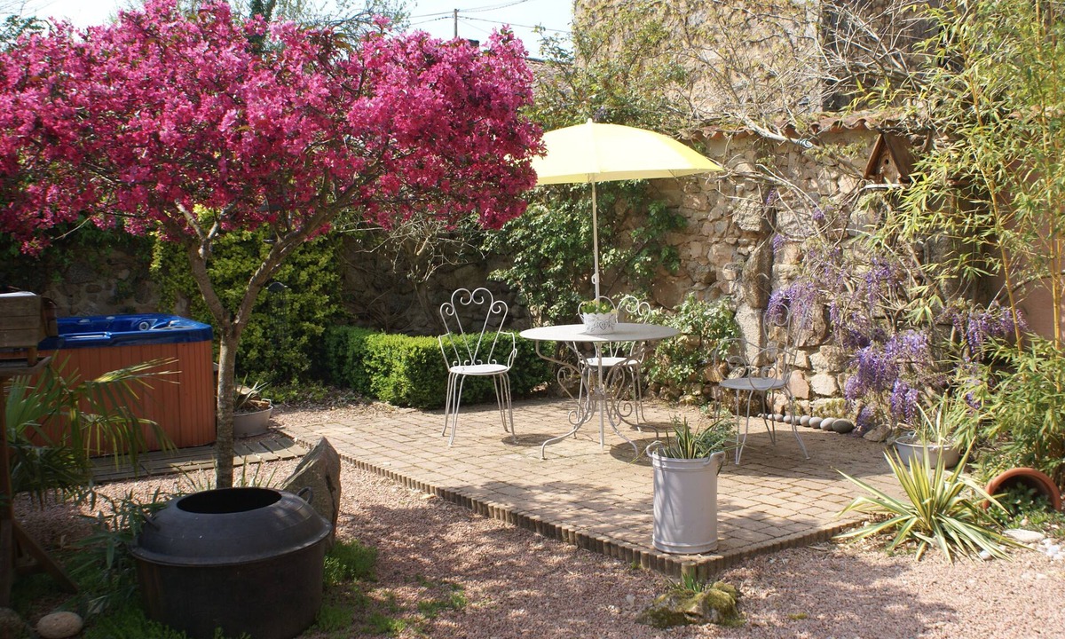 Abjat-sur-Bandiat House | Converted Barn in quiet garden setting