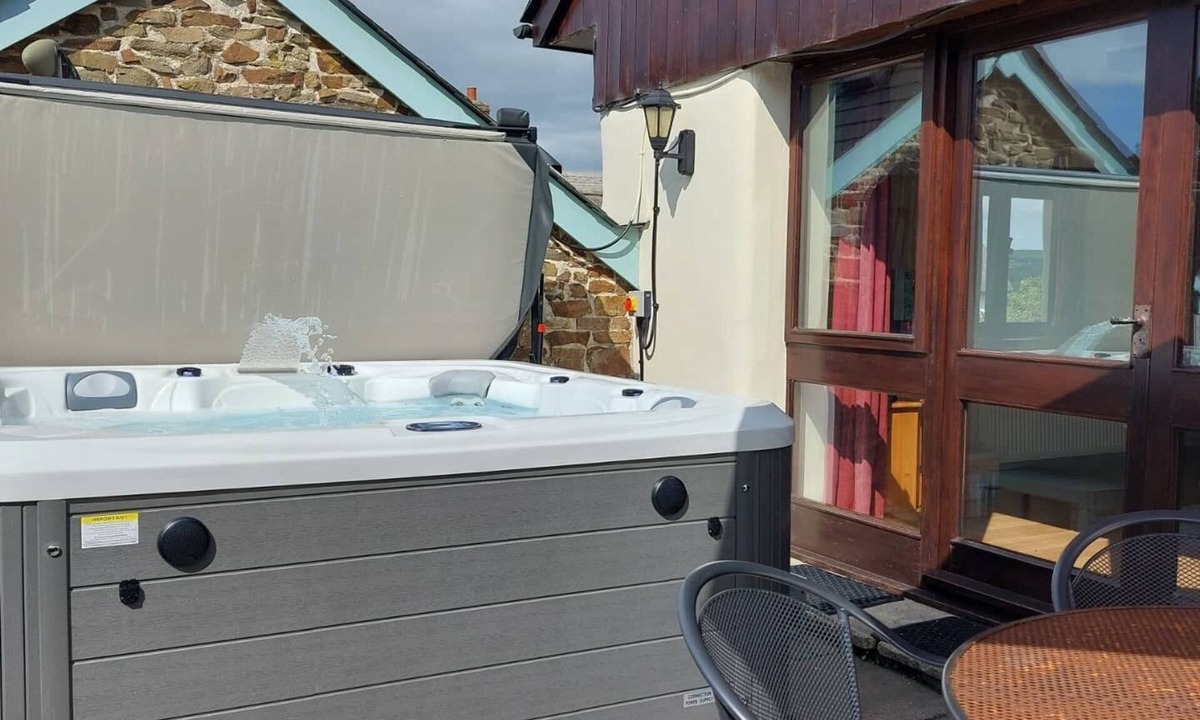 Barnstaple Cottage | Converted barn with hot tub in north devon