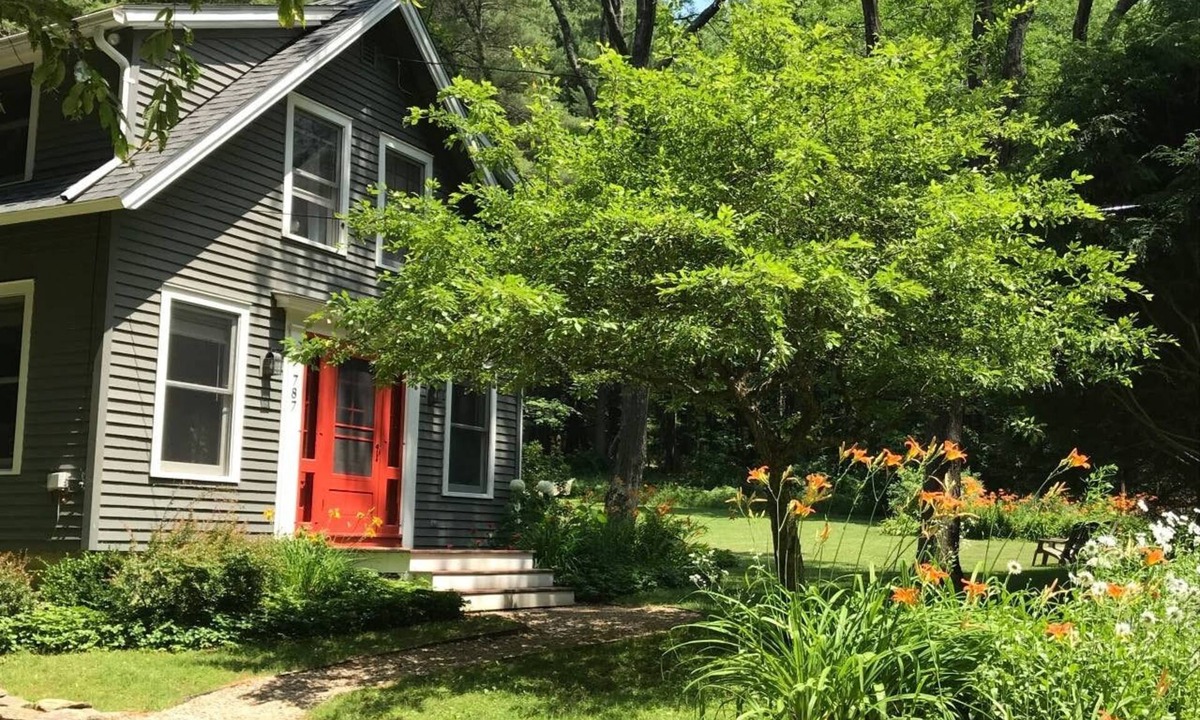 New Marlborough House | Converted Berkshire schoolhouse on a quiet river