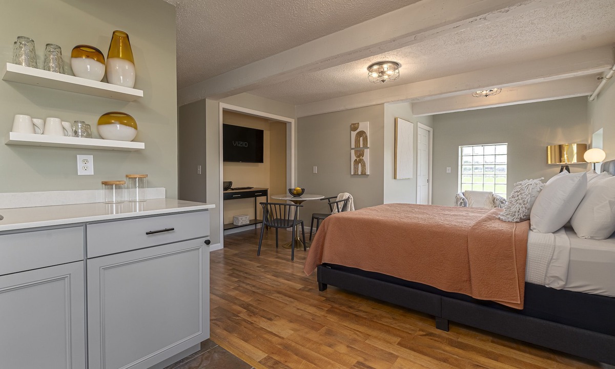 Carbondale Apartment | Converted Historic Suite · Full Kitchen, 3rd Flr