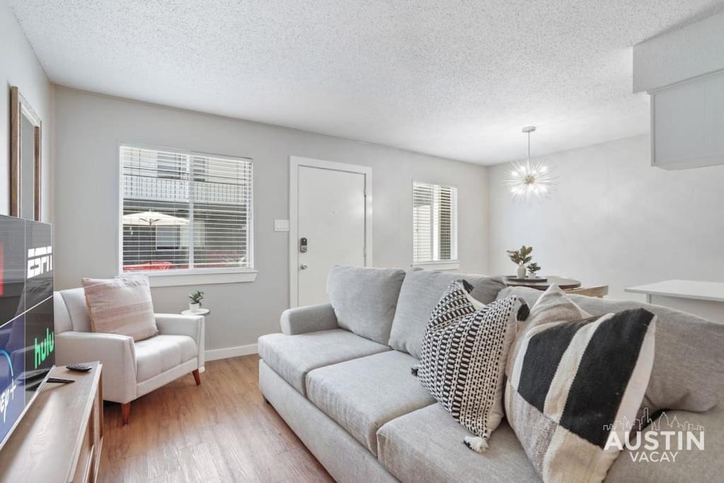 Hyde Park Apartment | Cook and Gather Around in a Fully Equipped Apartment