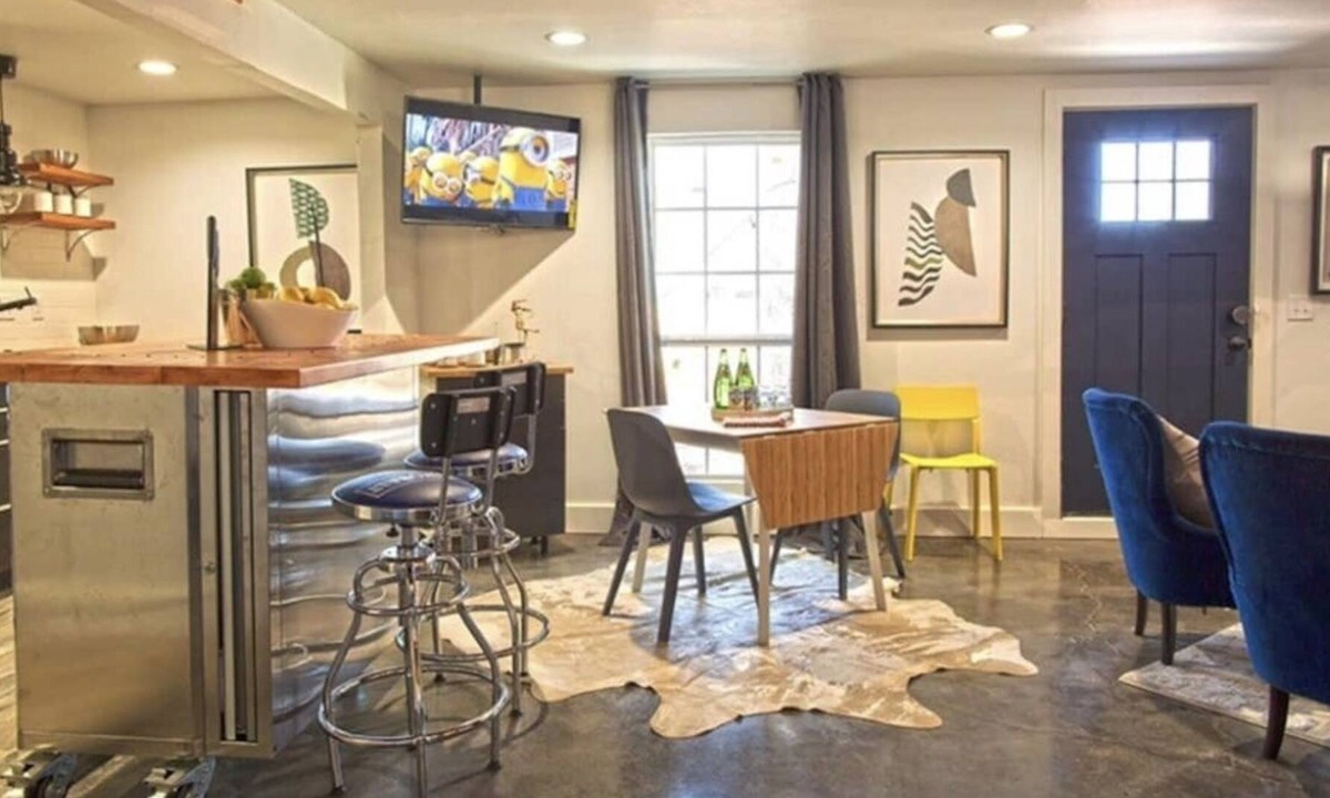 Central Oklahoma City Apartment | COOL STUDIO GARAGE LOCATED IN THE HEART OF OKC!! W/ PRIVATE YARD!!
