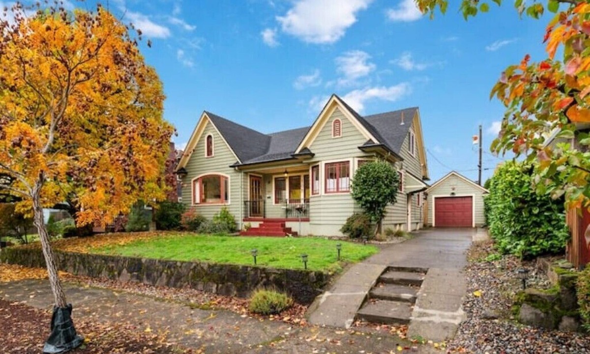 Lincoln House | Cool Uptown Village Stay