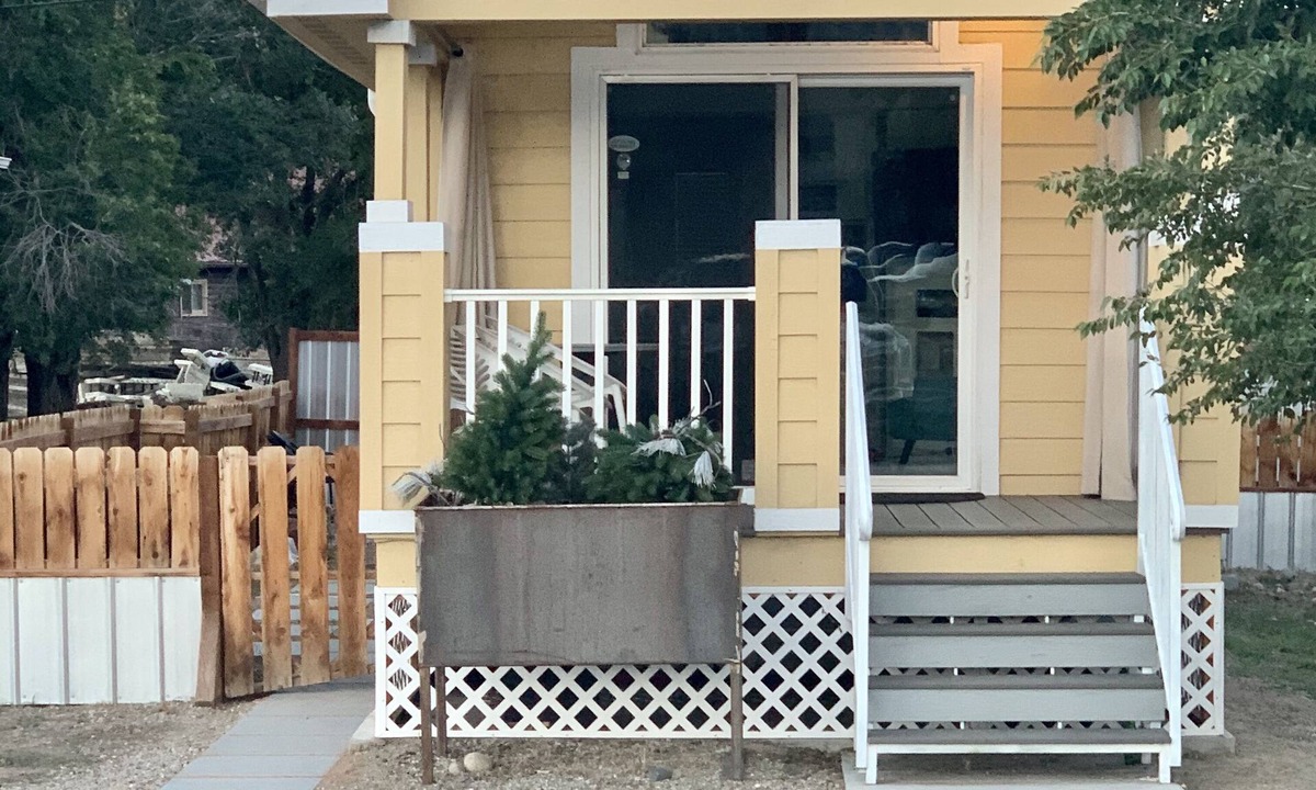 Salida House | Coolest Tiny House in Salida! Little Wren has full sized amenities, pet friendly