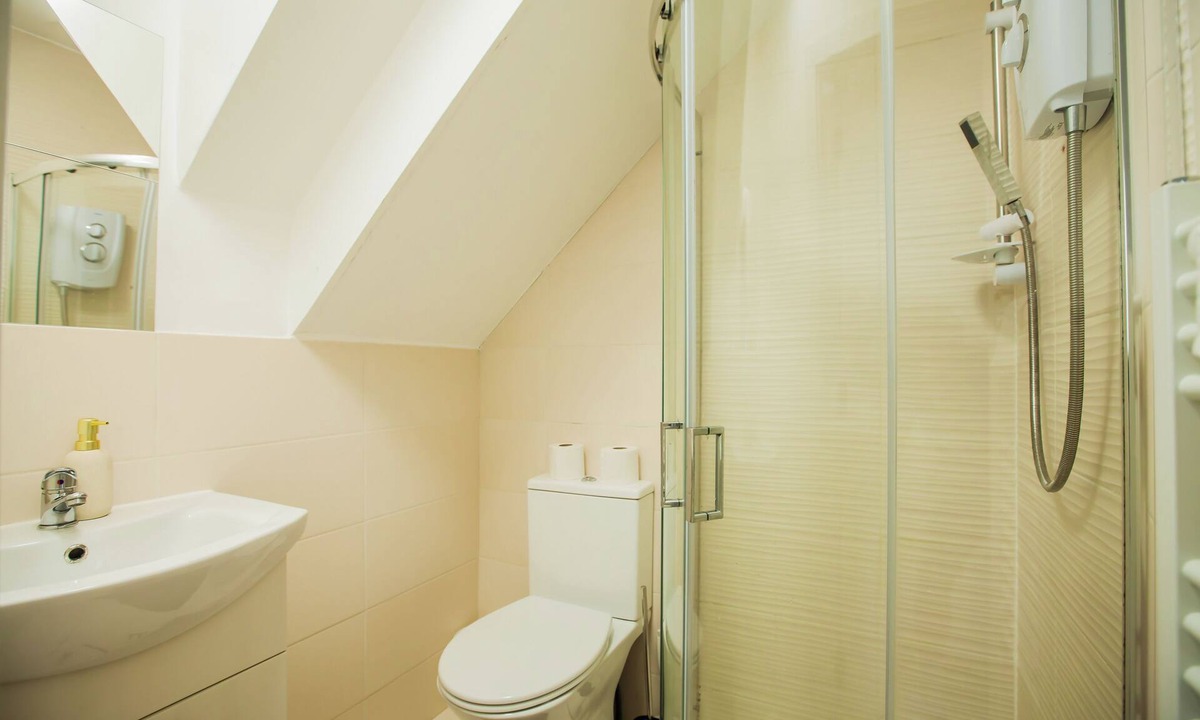 Coombe Hill Apartment | Coombe Hill 2 bedroom House & Parking