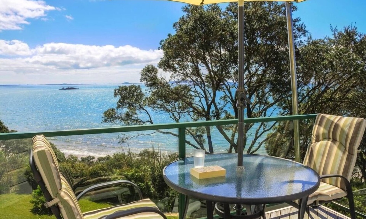 Coopers Beach Cottage | Coopers Beach Retreat-Tui cottage, a modern kiwi beachfront bach. Pet Friendly