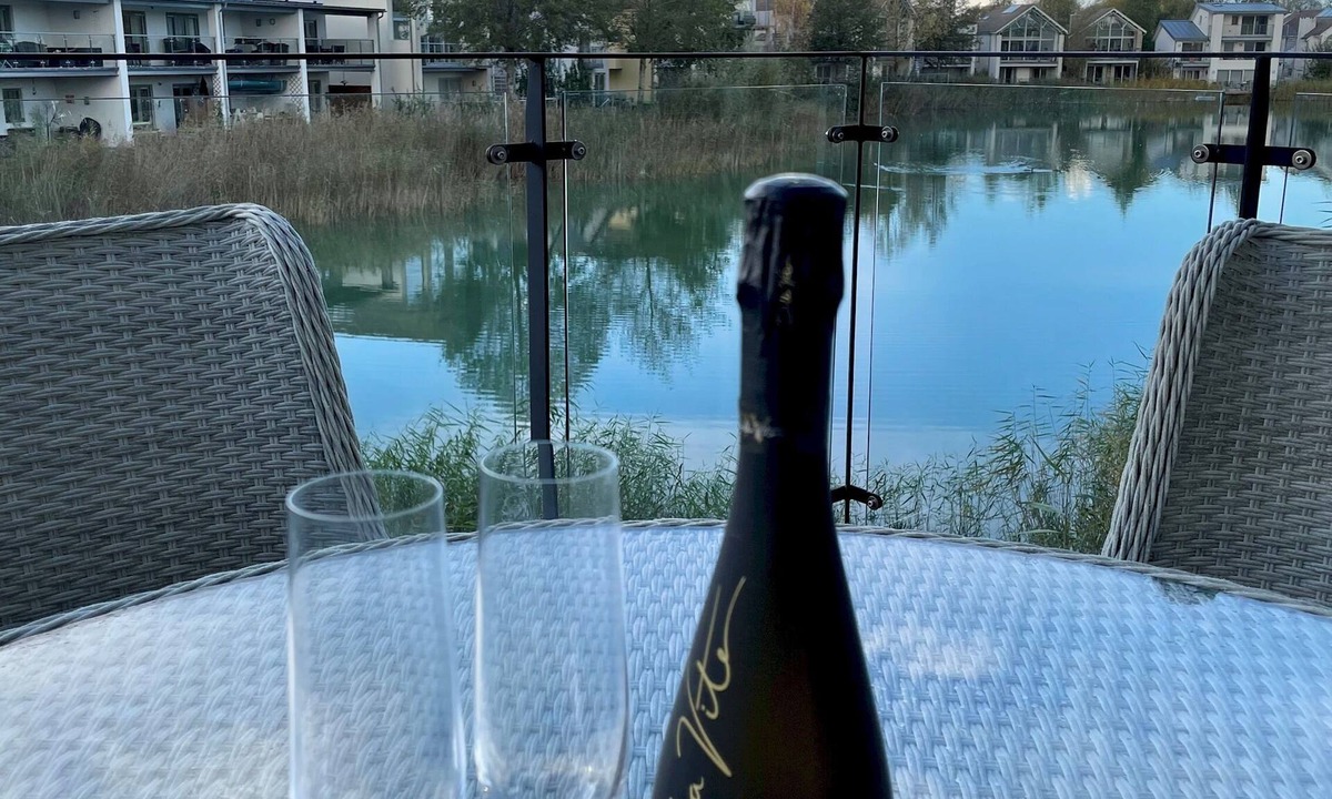 Malmesbury House | Coopers Lodge | Luxury Lakefront Home + Pool & Spa