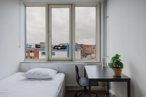 København NV Apartment | Copenhagen Studio Double Bed and Kitchen