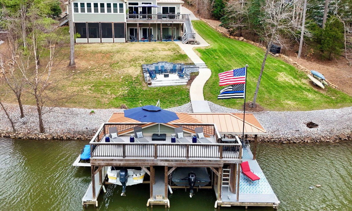 Bracey House | Copper Cove! Hot Tub, 5 Kings & 6 Bunks. FirePit-Sunroom-Sundeck-kayaks-SUP-Fish