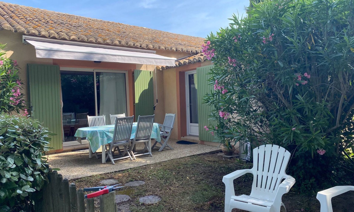 Saint-Saturnin-les-Avignon Apartment | Coquette rental for 2, air conditioning in living room, large plot, private pool