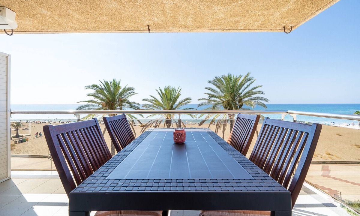 El Vendrell Apartment | Coral Beach by Pat Apartment with Sea Views, Shared Pool, and Wi-Fi