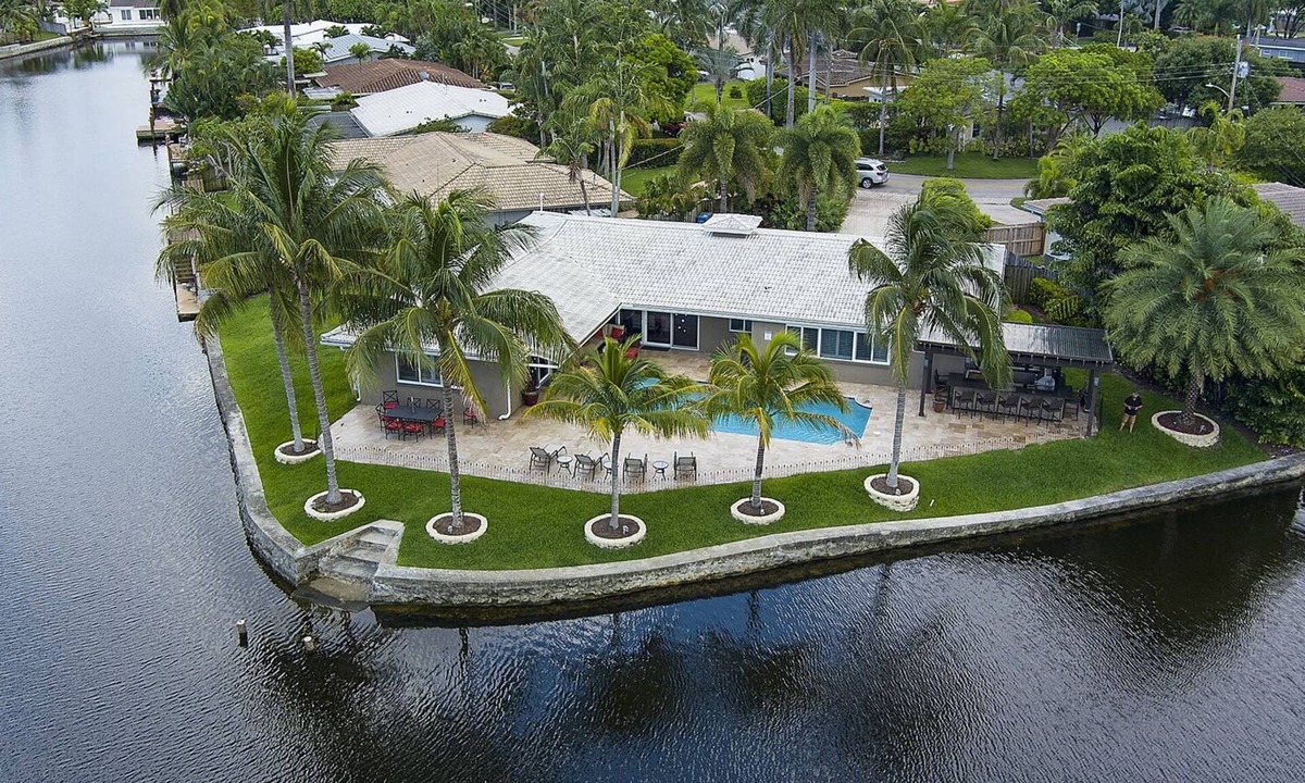 Central Corals House | Coral Lake Hidden Oasis w/Heated Pool A+ Location