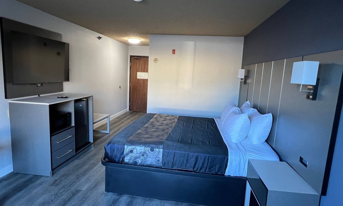 Eagan Hotel | Coratel Inn and Suites By Jasper Eagan - Standard 1 King Bed Non Smoking