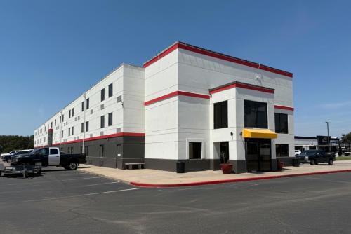 Greenwich Hotel | Coratel Inn and Suites By Jasper Wichita North