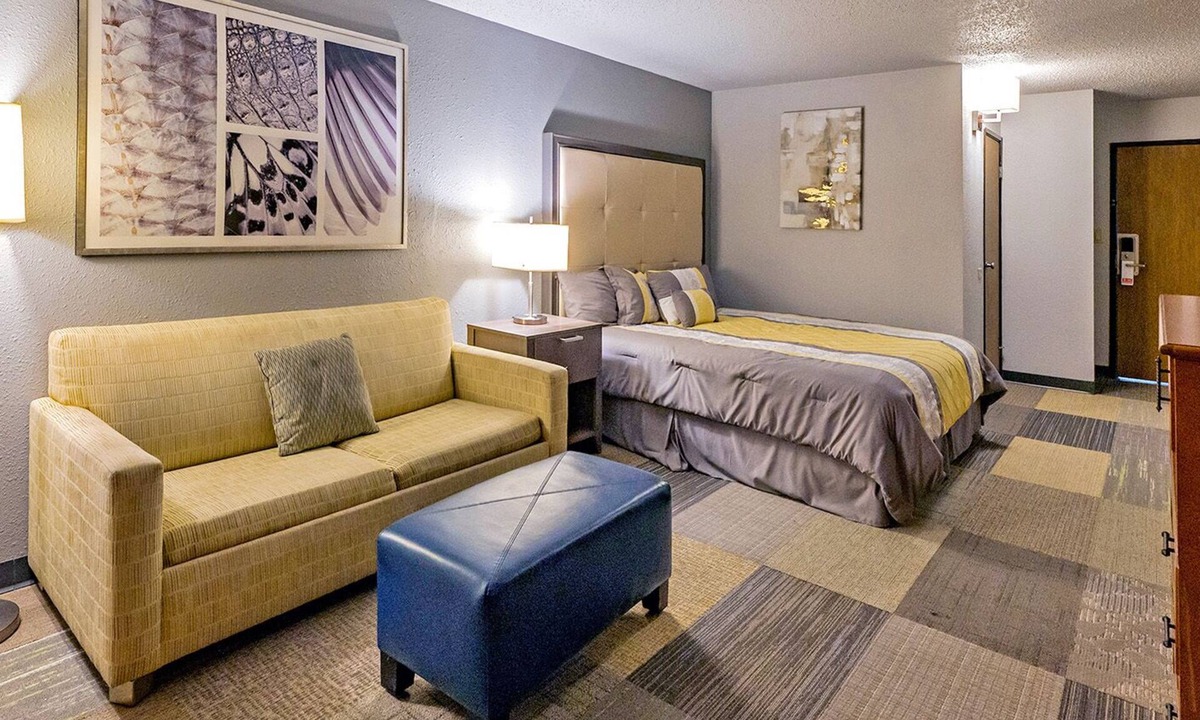 Fairfield Hotel | Coratel Inn by Jasper Iowa Fairfield - 1 King Suite with Sofa Bed Non Smoking