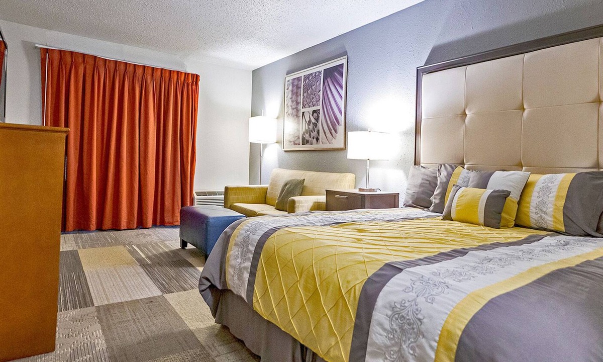 Fairfield Hotel | Coratel Inn by Jasper Iowa Fairfield - Comfort 1 King Suites with Sofa Bed NS