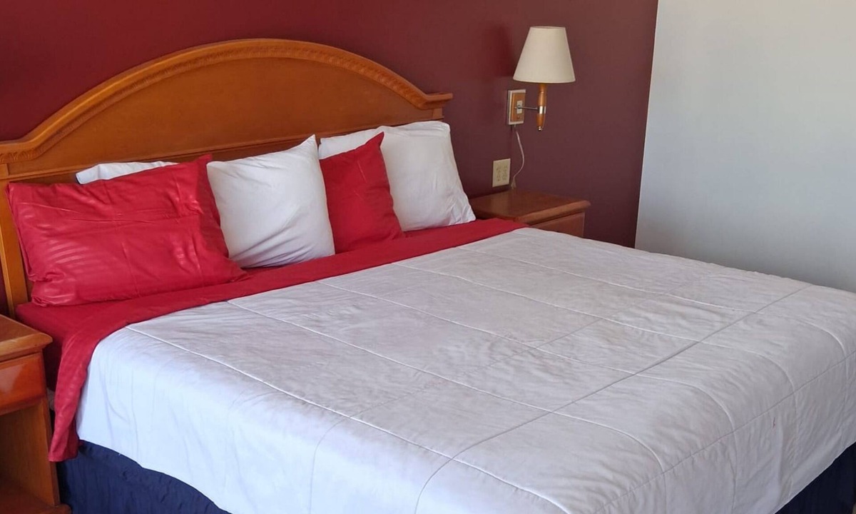 Anthony Hotel | Coratel Inn & Suites by Jasper Anthony- 1 King Bed Non-Smoking