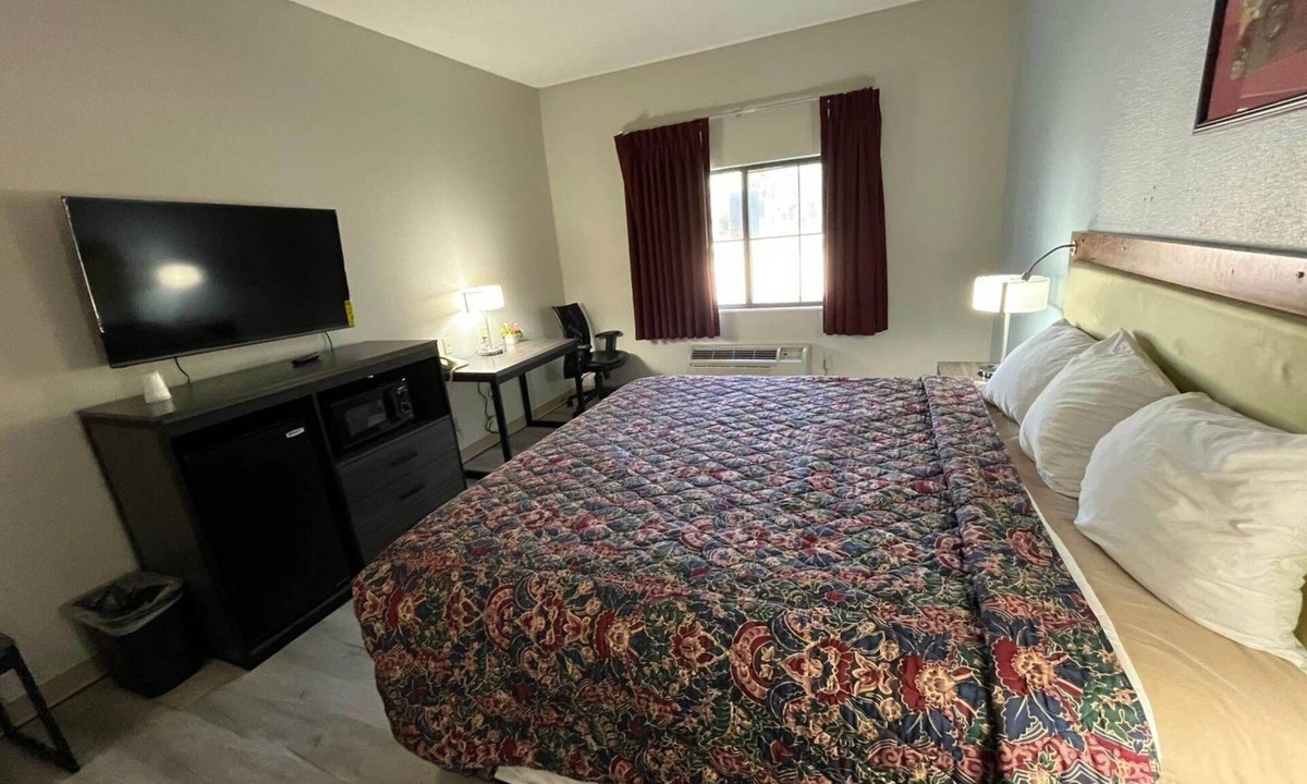 College Hill Hotel | Coratel Inn & Suites by Jasper Wesley-Standard 1 King Bed Non-Smoking