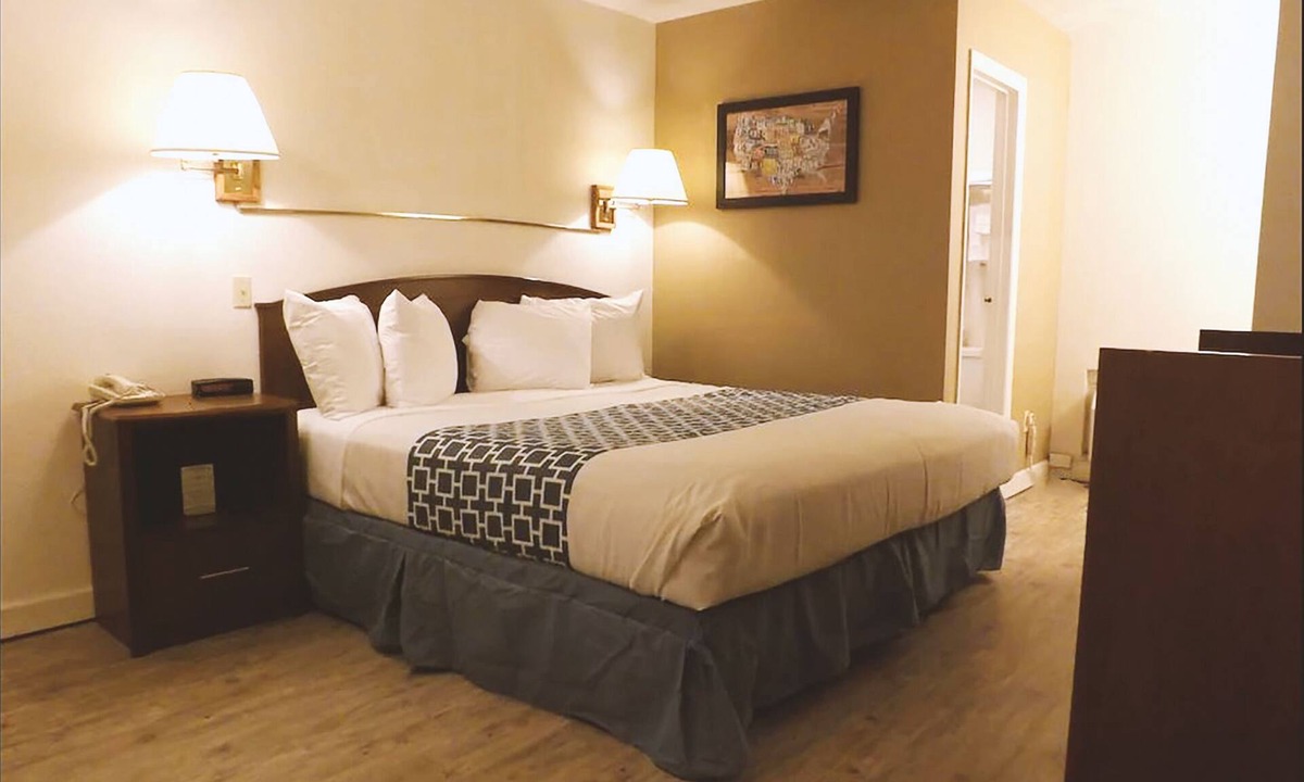 McCook Hotel | Coratel Inn & Suites By Jasper McCook - 1 King Bed NS